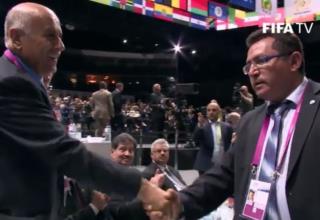 עופר עיני לוחץ יד לג'יבריל רג'וב בקונגרס פיפ"א (צילום:  יוטיוב)