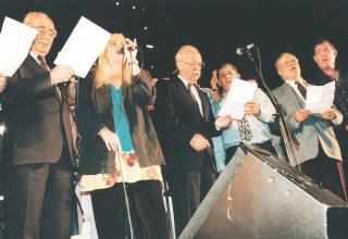יצחק רבין ומירי אלוני בשיר לשלום, 1995 (צילום:  נעם וינד)