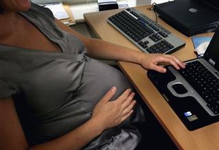 אשה בהריון בעבודה (צילום:  Getty images)