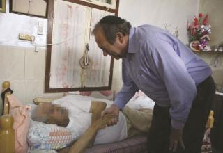 הרב יחיאל אקשטיין מבקר נזקקים לרגל הרמאדן (צילום:  אוליביה פיטוסי)